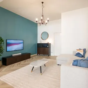 Beautiful Renovated In An Authentic Building Appartement